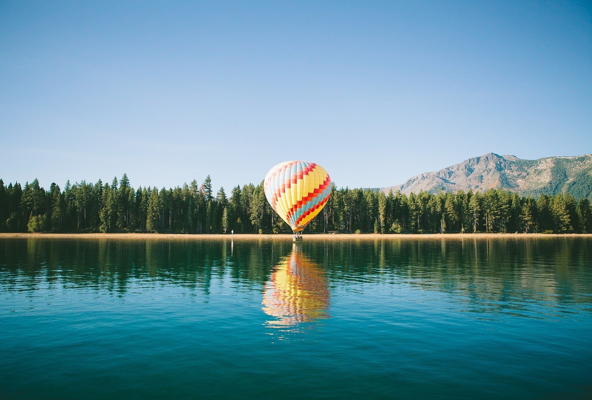 hot air balloon 1149183 1920 - Akaoka