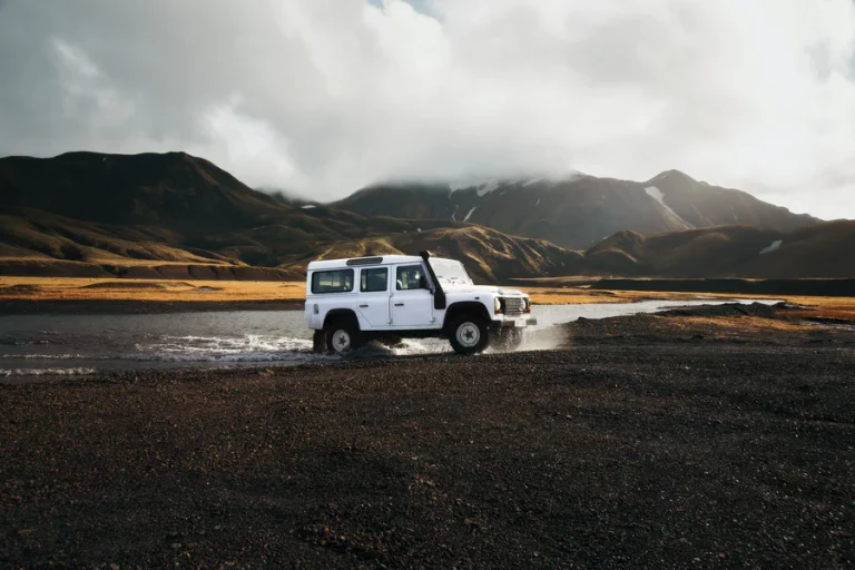 Autotour Islande 4X4 blanc qui roule dans l'eau