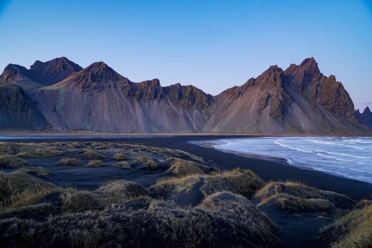 Autotour Islande : Plage de sable noire appelée Reynisfjara