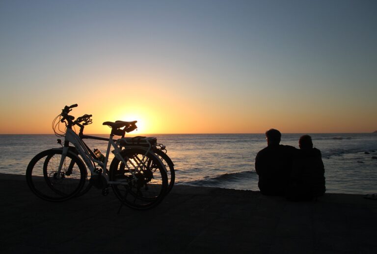 Voyage à Madère en vélo et coucher de soleil sur la plage Akaoka