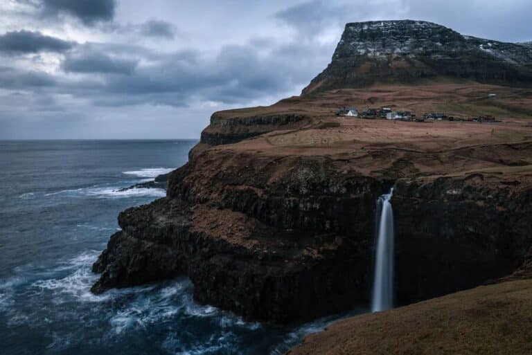 Autotour en Islande : Falaises en bord de mer et petit village à découvrir