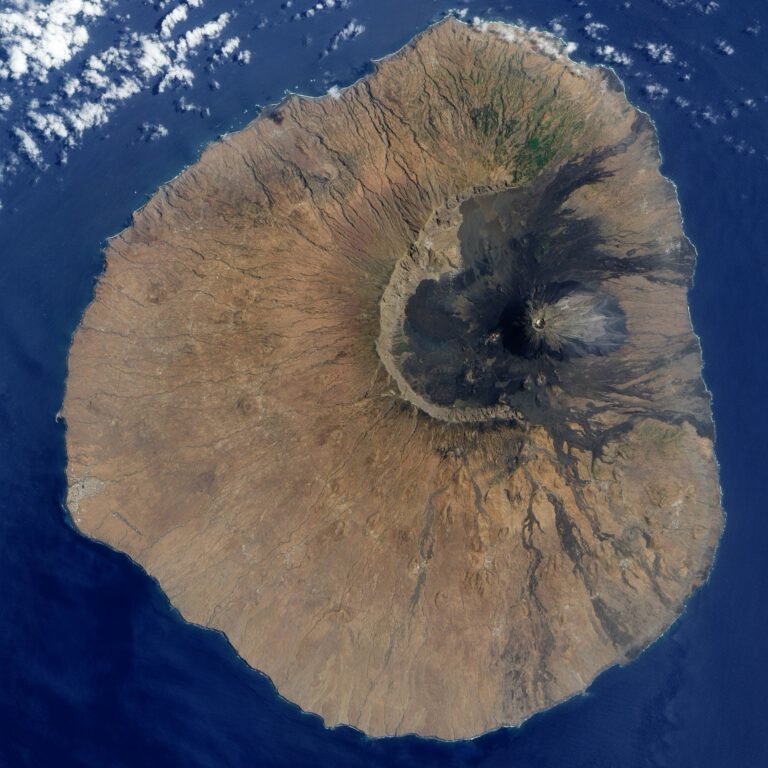 Trekking au Cap Vert sur l'île Fogo : vue de haut de l'île et du Pico do Fogo Akaoka