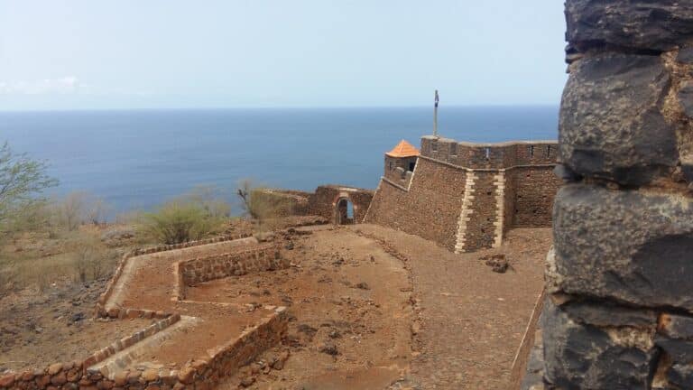 Voyage au Cap-Vert : fort historique de Santo Antão en bord de mer Akaoka