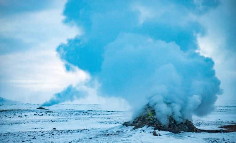 Autotour Islande : Randonnée dans la neige à côté des geysers