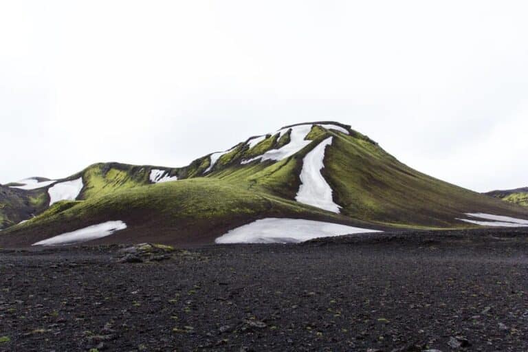 Visite l'Islande : Montagne verte enneigée