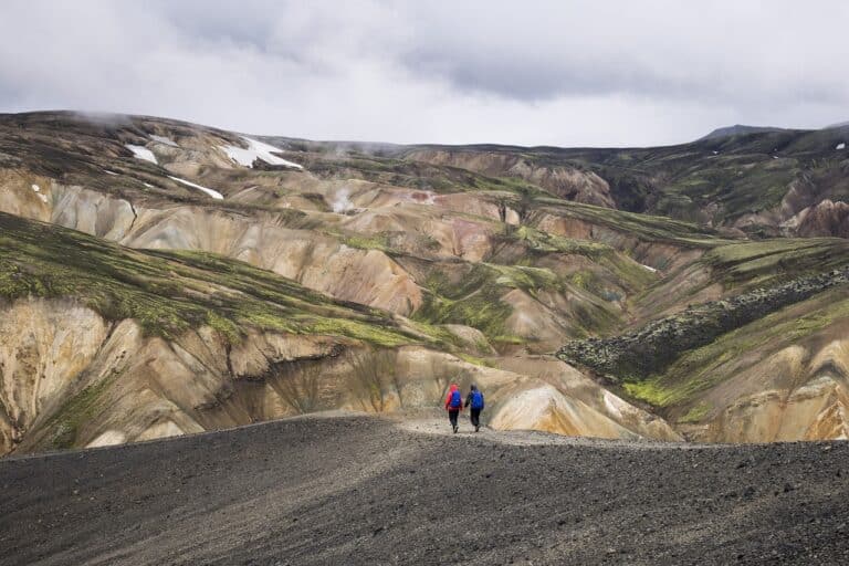 Randonnée d'Islande : Deux randonneurs sur les montagnes de Landmannalaugar