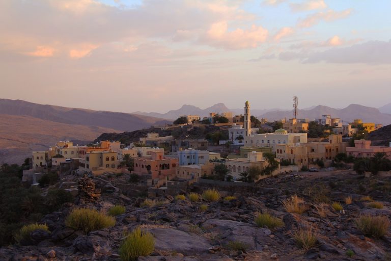 Autotour Oman : Vue sur la ville colorée de Nizwa lors au Sultanat d'Oman