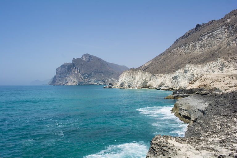 Trekking Oman : falaises au bord de la mer à Oman