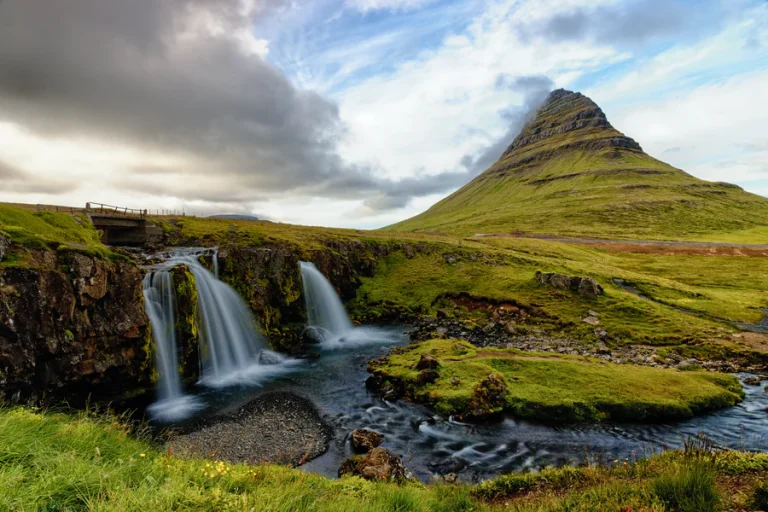 Autotour Islande : Vue des chutes d'eau et une montagne au Kirkjufellsfoss paysage