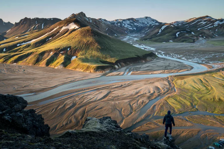 Visite l'Islande en bus/voiture : Randonneur sur les montagnes de Landmannalaugar