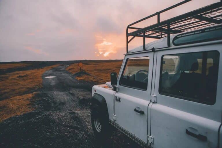 Visite l'Islande en bus/voiture : 4X4 blanc sur une route de Vik