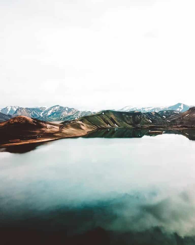 Randonnée d'Islande : Vue en hauteur d'un lac de montagne