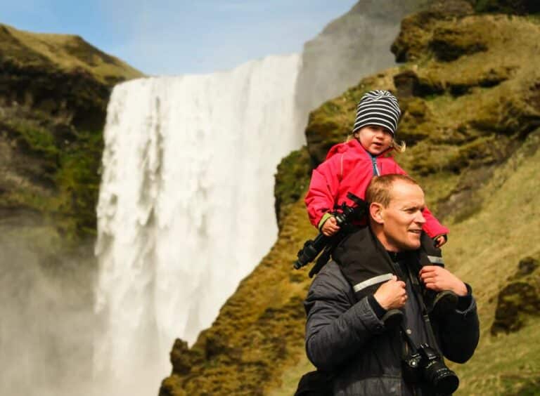 Randonnée Islande : Randonneur sur un sentier à côté d'une cascade