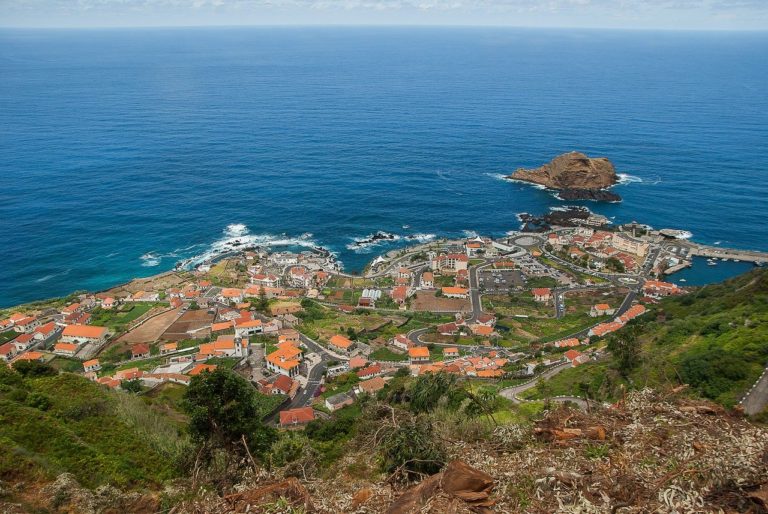 Randonnée à Madère dans la ville côtière de Porto Moniz Akaoka