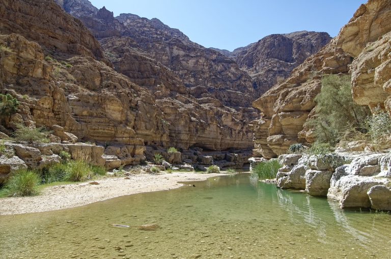 Autotour Oman, des montagnes rocheuses au bord d'un lac assécher dans cette randonnée au Wadi Shab