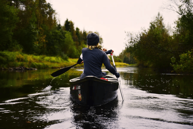 Weekend Kayak Stockholm : une randonneuse en kayak dans l'archipel de Stockholm