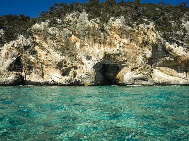 Voyage en Sardaigne Grotte au bord de l'eau Akaoka