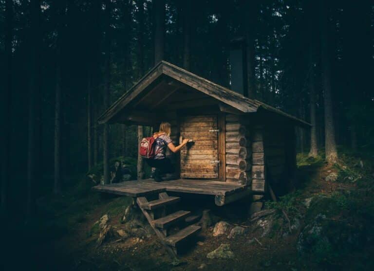 Randonnée Suède, randonneuse essaie de rentrer dans une cabane dans la forêt suédoise