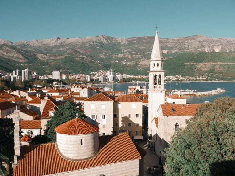 Voyage au Monténégro centre-ville de Budva et ses montagnes