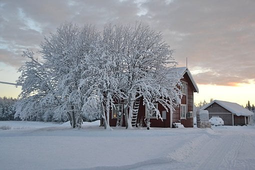 Découvrir la Suède : Chalet situé en plein de neige de Laponie en Suède