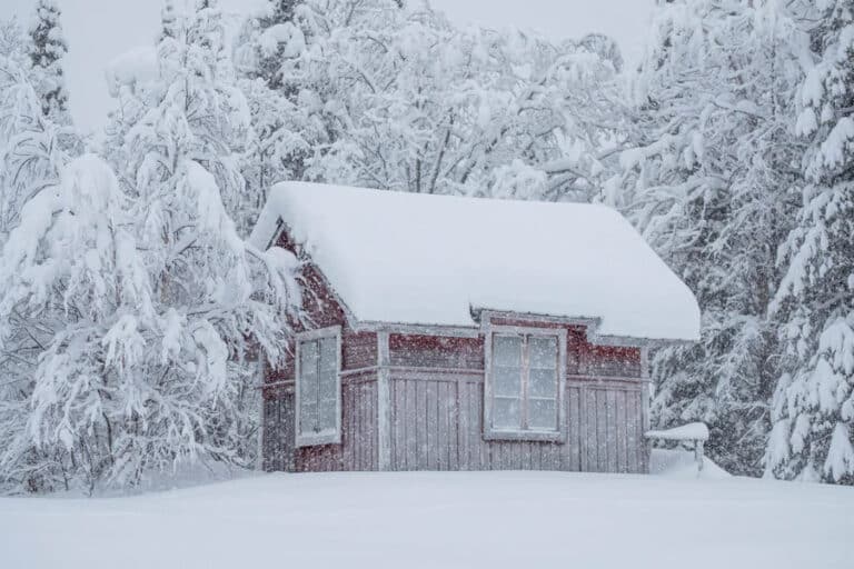 Randonnée Laponie Suède ; Chalet enneigé