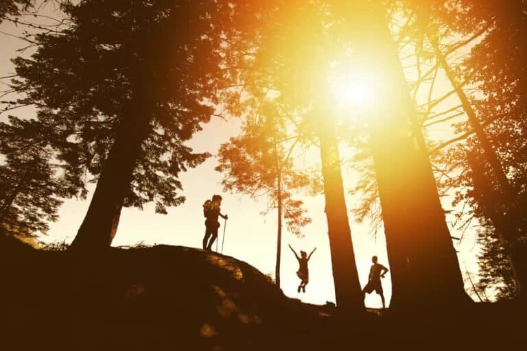 Randonnée en Sardaigne en forêt au coucher du soleil Akaoka