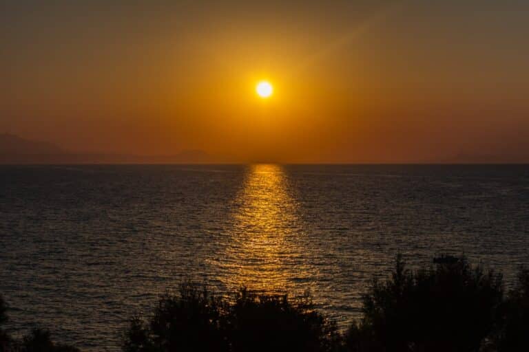 Visiter les Cyclades coucher de soleil Akaoka