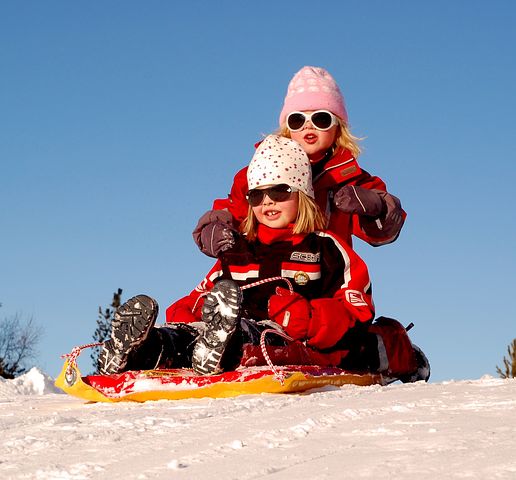 Découvrir la Suède : des enfants en activité sur la Piste de luge en Laponie en Suède