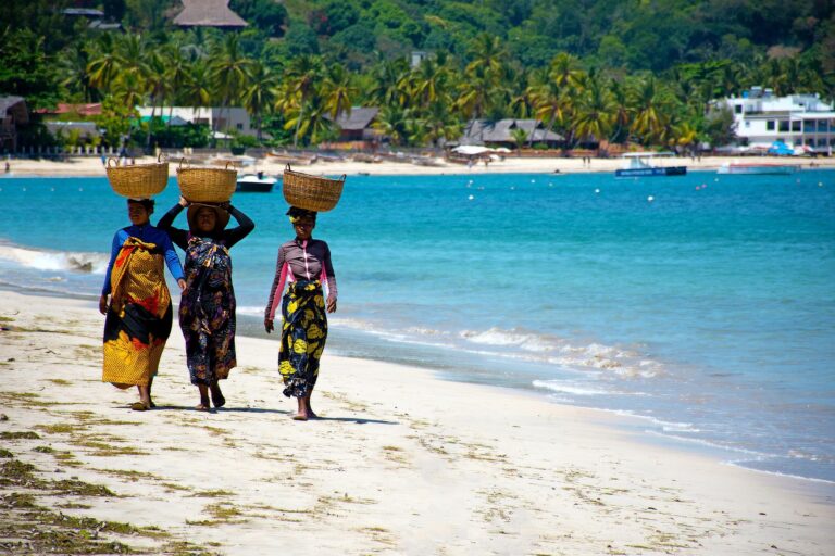 Voyage au Cap-Vert : femmes se baladant sur une plage Akaoka