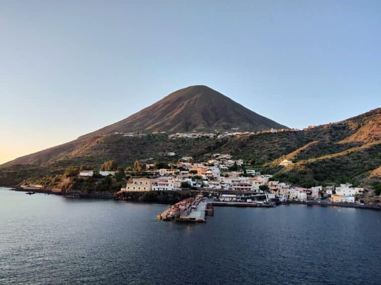 Randonnée en Italie sur îles Stromboli en Sicile Akaoka