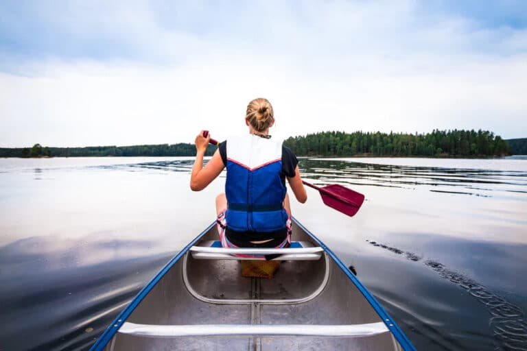 Kayak à Stockholm; une randonneuse en kayak sur île l'Archipel de Stockholm.