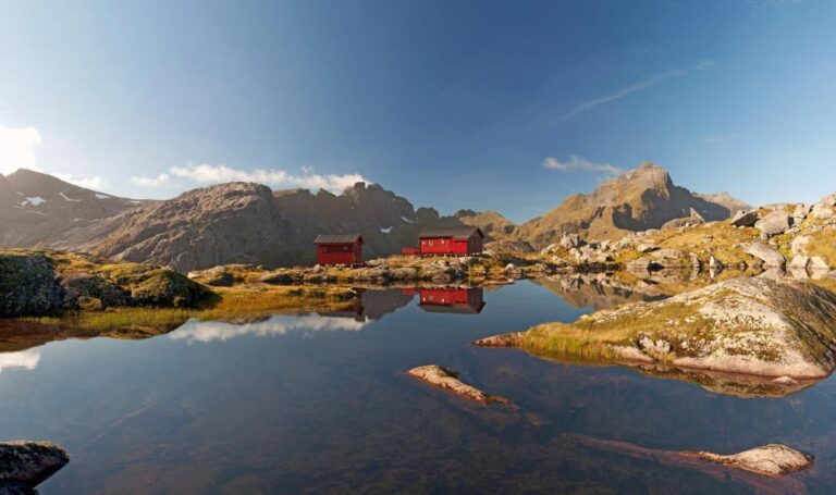 Randonnée îles Lofoten : Petites maisons rouges sur un lac