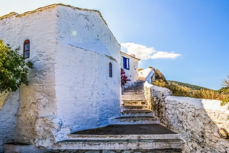 Visiter les Cyclades maison typique grecque Akaoka