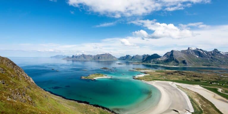 Fjords des îles Lofoten : La mer et les montagnes en arrière plan a Norvège