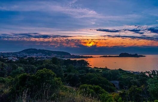 Visite de la Sardaigne coucher de soleil face à la nature Akaoka