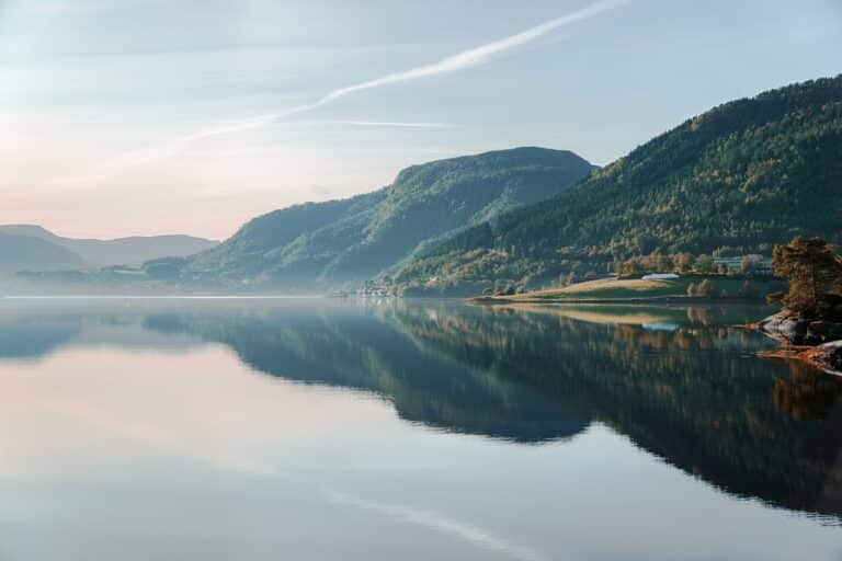 Visite de la Suède : Paysage avec une étendue d'eau et des montagnes Akaoka