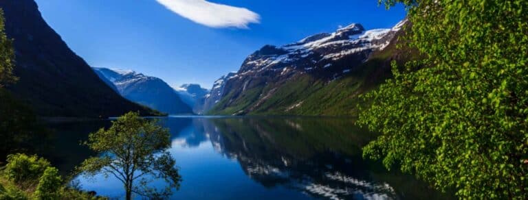 Randonnée Bergen : Vue panoramique sur un lac de montagne en Norvège