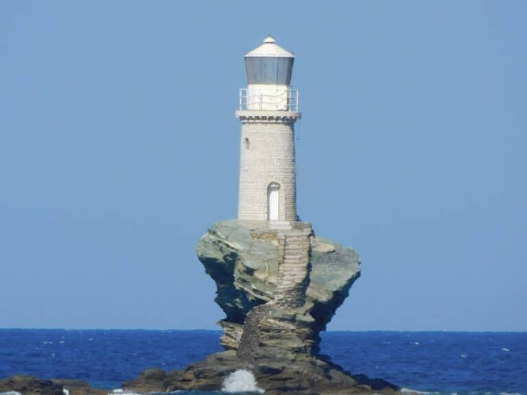 Visite des Cyclades phare blanc de l'île d'Andros Akaoka