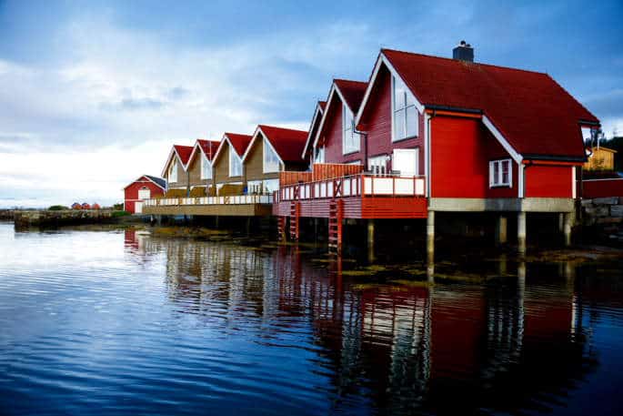 Traversée Norvège : Petites maisonnettes typiques aperçues lors d'une balade en barque