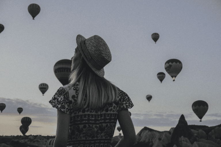 Randonneuse du Cappadoce, Turquie admirant les montgolfières