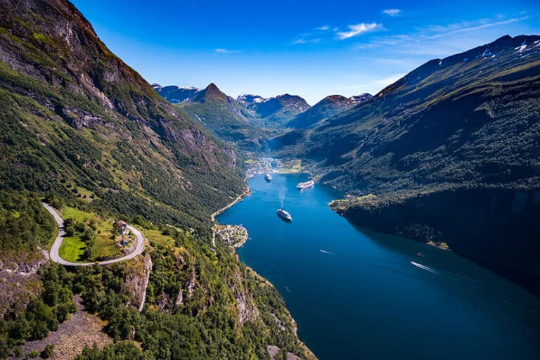 Rando d'Oslo a Bergen : les bateaux croisière près des villages aux fjords