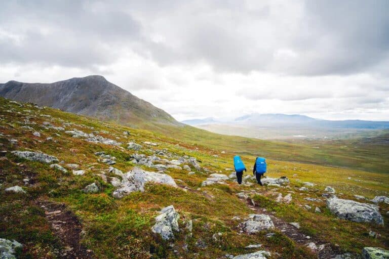 Randonnée Suède, Deux randonneurs profitent d'une activité sportive sur la montagne suédoise