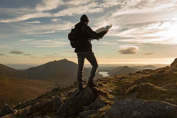 Découvrir Irlande en randonnée : Randonneur en haut d'une montagne