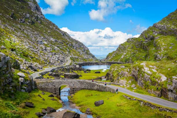 Randonnée Kerry : Pont en pierre en Irlande et randonneurs