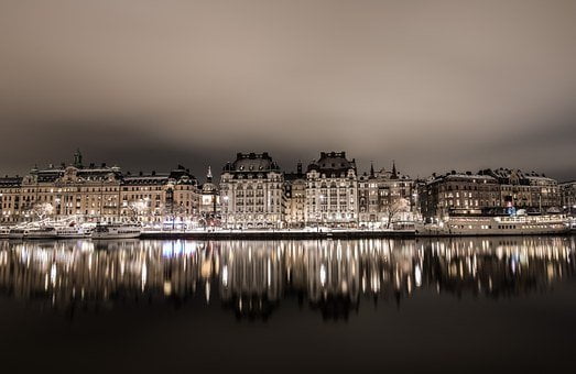 Court séjour Stockholm : Reflet sur l'eau de la ville de Stockholm Suède