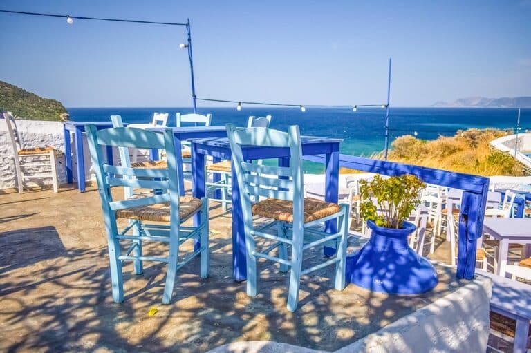 Voyage aux Cyclades terrasse en bord de mer Akaoka