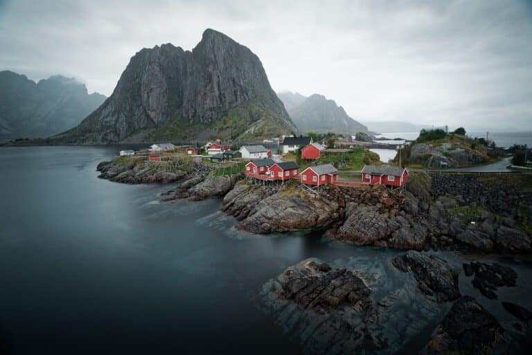 Visite de la Suède : Maisons typiques scandinaves en bord de mer Akaoka