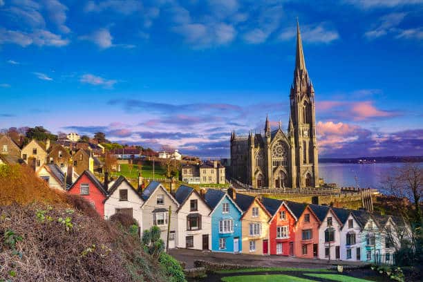 Découvrir Irlande a l'autotour, Rue aux maisons très colorée