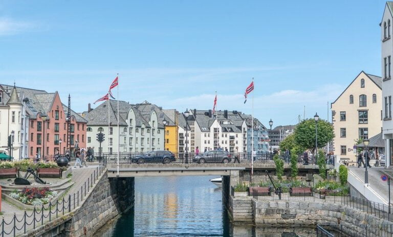 Randonnée Bergen : Pont dans une ville de Norvège