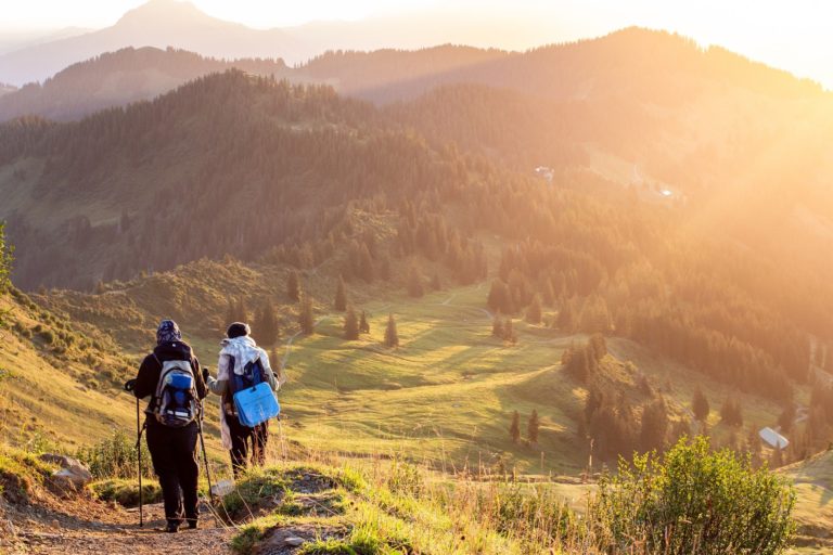 Deux randonneurs qui visitent la forteresse historique pendant un trekking en Bulgarie